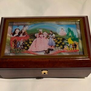 Bradford Exchange Wizard of Oz “Glinda the Good Witch” Illuminated Music Box
